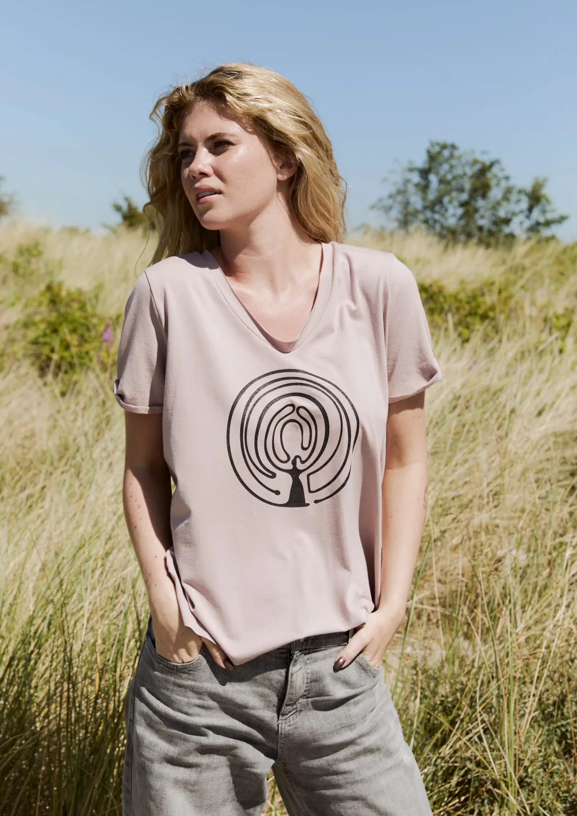 V-NECK-TEE EMBRACE